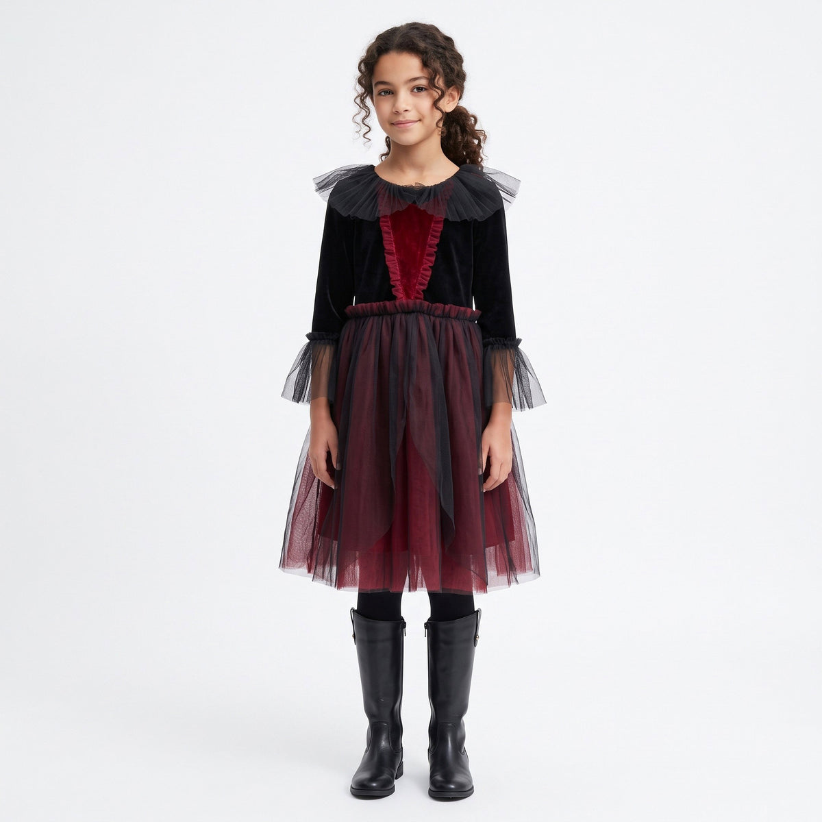 Elegante vampierjurk met sierlijk lijfje, opvallend detail, speelse pofmouwen en een volle, zwierige rok