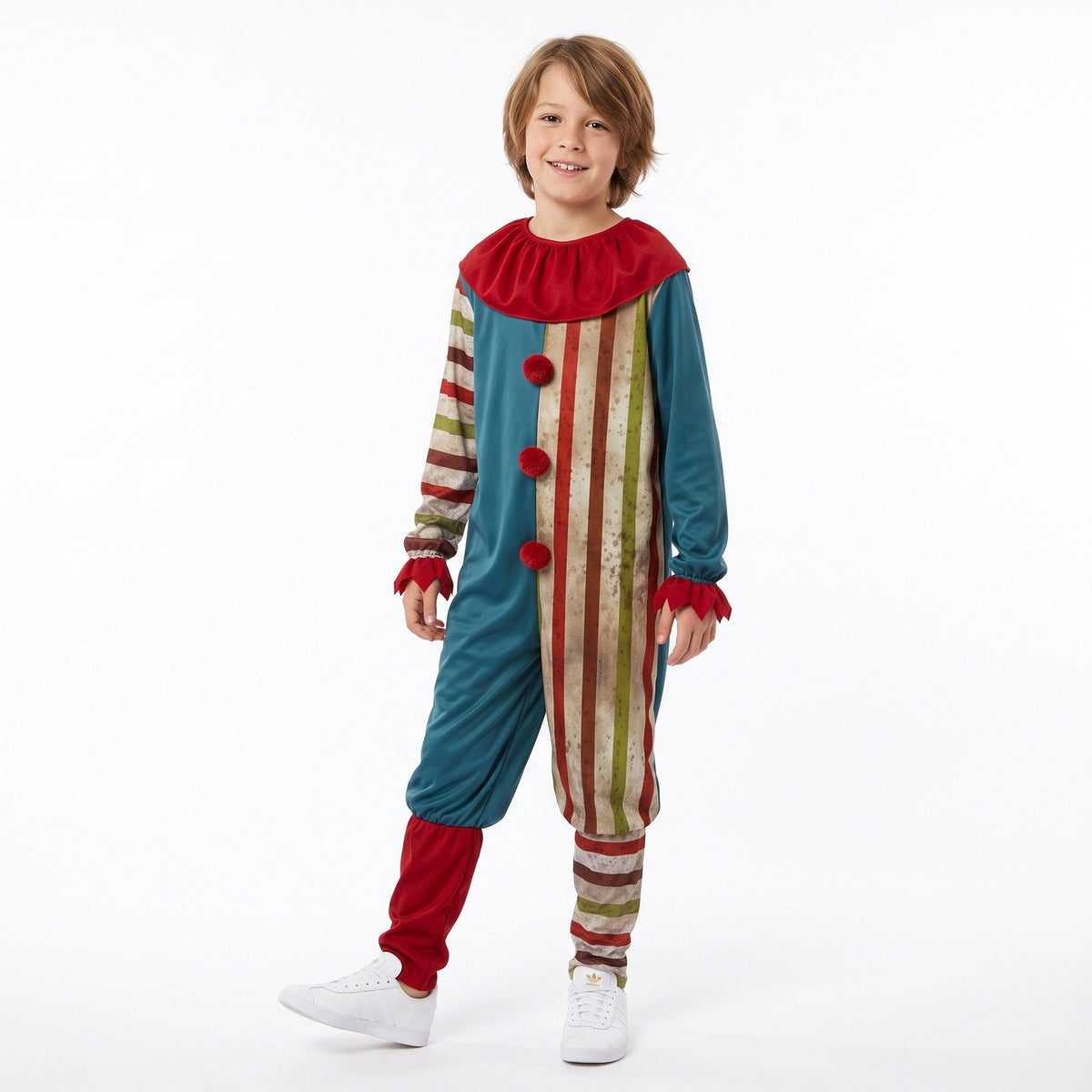 Clownskostuum met kleurrijke gestreepte vlakken, geprinte verfspatten, contrasterende mouwen en broekspijpen, rode kraag en pompons voor een speelse circuslook