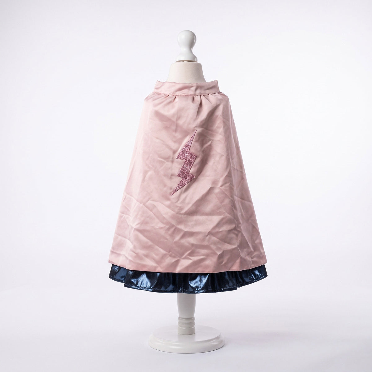 Superheldinnennoutfit met lange cape, glanzende top, bijpassende rok met glittertule, sterretjes en bliksemschicht