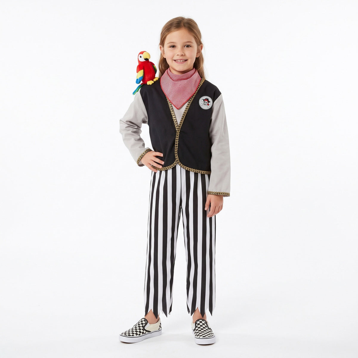 Stoer piratenkostuum met gestreepte broek, goudkleurige vestboord, rode halsdoek en kleurrijke papegaai op de schouder