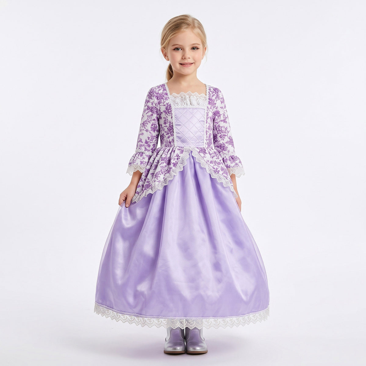 Lange prinsessenjurk met aansluitend lijfje, lange mouwen, verfijnde bloemen- en kantdetails en een volle, zwierige rok
