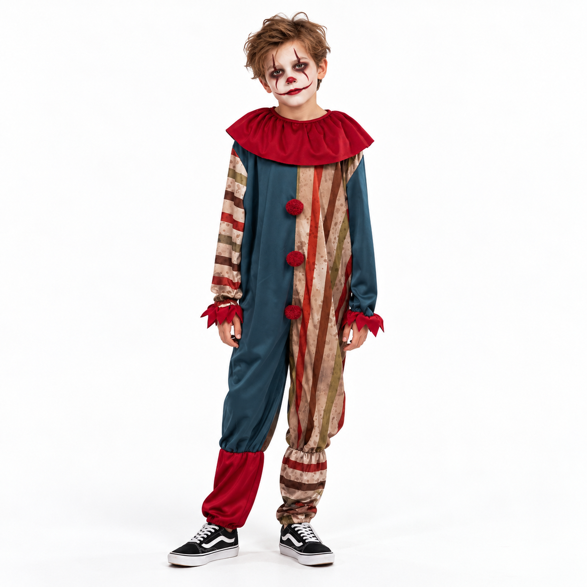 Clownskostuum met kleurrijke gestreepte vlakken, geprinte verfspatten, contrasterende mouwen en broekspijpen, rode kraag en pompons voor een speelse circuslook