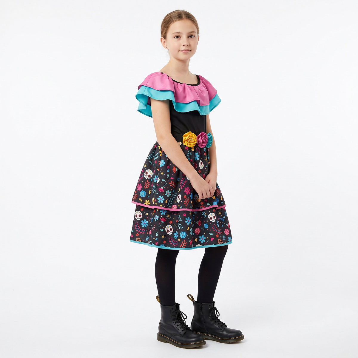 Kleurrijke Día de los Muertos-jurk met sierlijke bloemen, opvallende kraag en rijk gedetailleerde rok