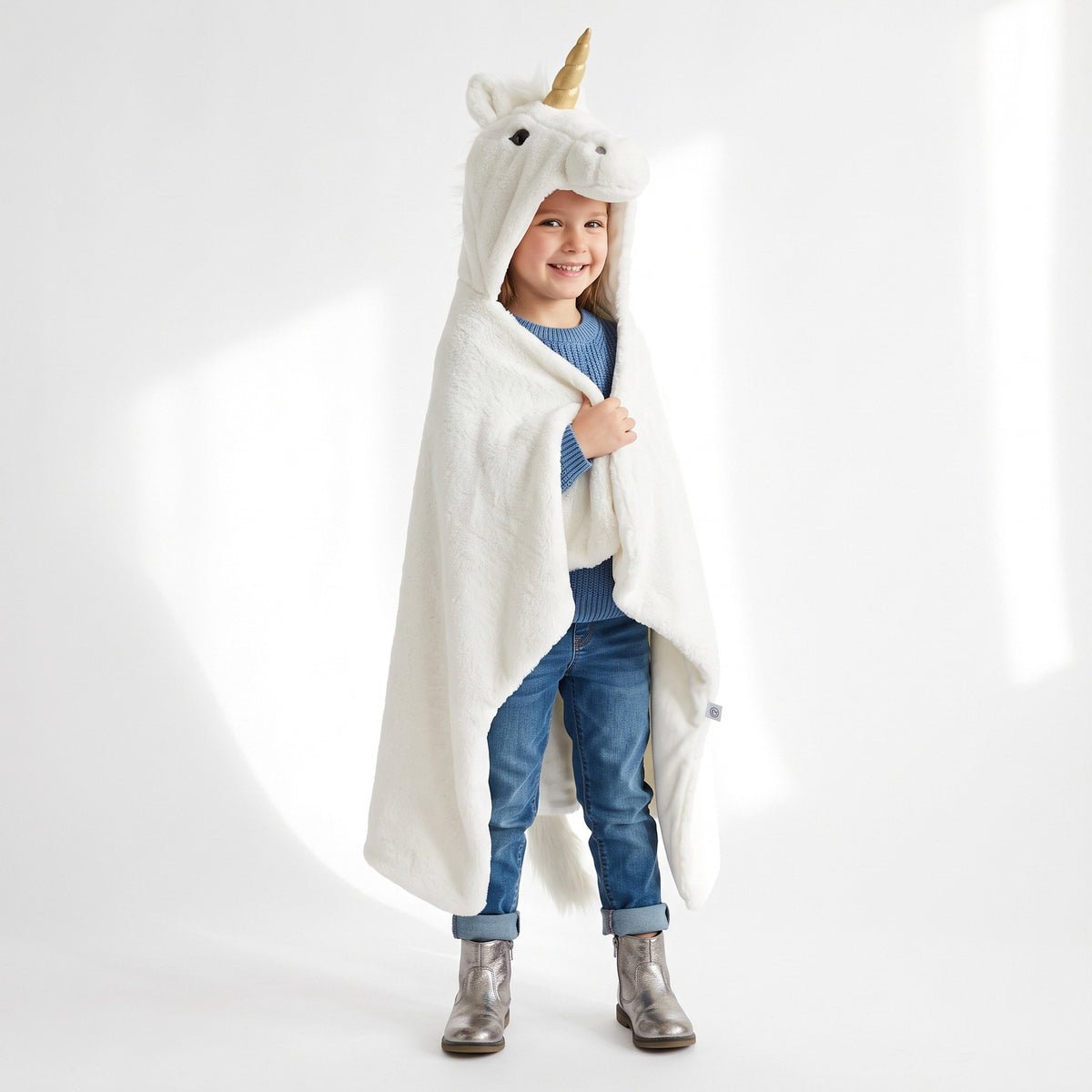 Zachte eenhoorncape met een grote eenhoornkop, goudkleurige hoorn, manen, oren en staart
