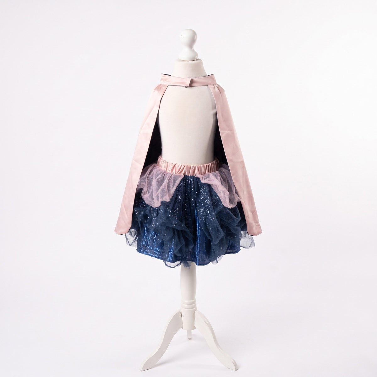 Superheldinnennoutfit met lange cape, glanzende top, bijpassende rok met glittertule, sterretjes en bliksemschicht