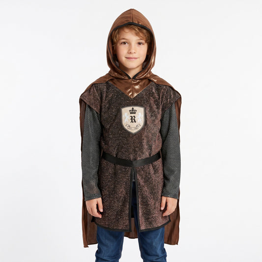 Ridderkostuum met kaptuniek, cape, chainmail-mouwen en glinsterende koperkleurige details met leeuwenembleem.