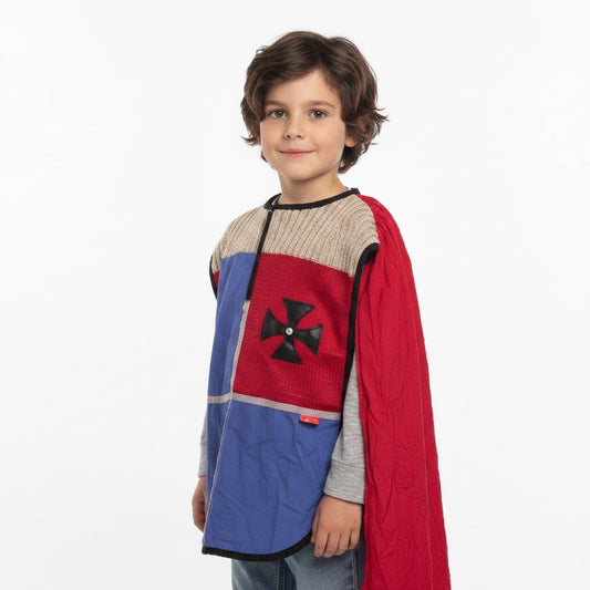 Ridderkostuum met tabard in blokpatroon, zwarte kraag en kruisemblemen voor een klassieke ridderlook