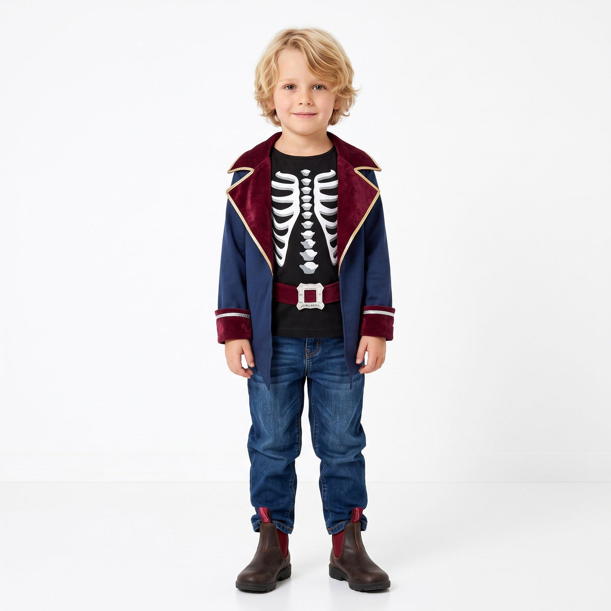 Piratenvest met skeletprint op het shirt, jas met puntige panden, brede riem met grote gesp en stoere piratendetails
