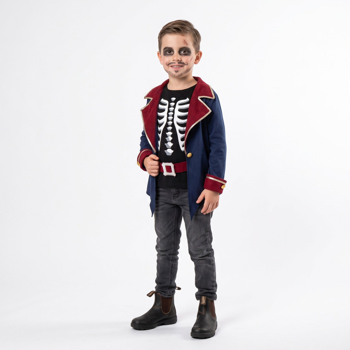 Piratenvest met skeletprint op het shirt, jas met puntige panden, brede riem met grote gesp en stoere piratendetails