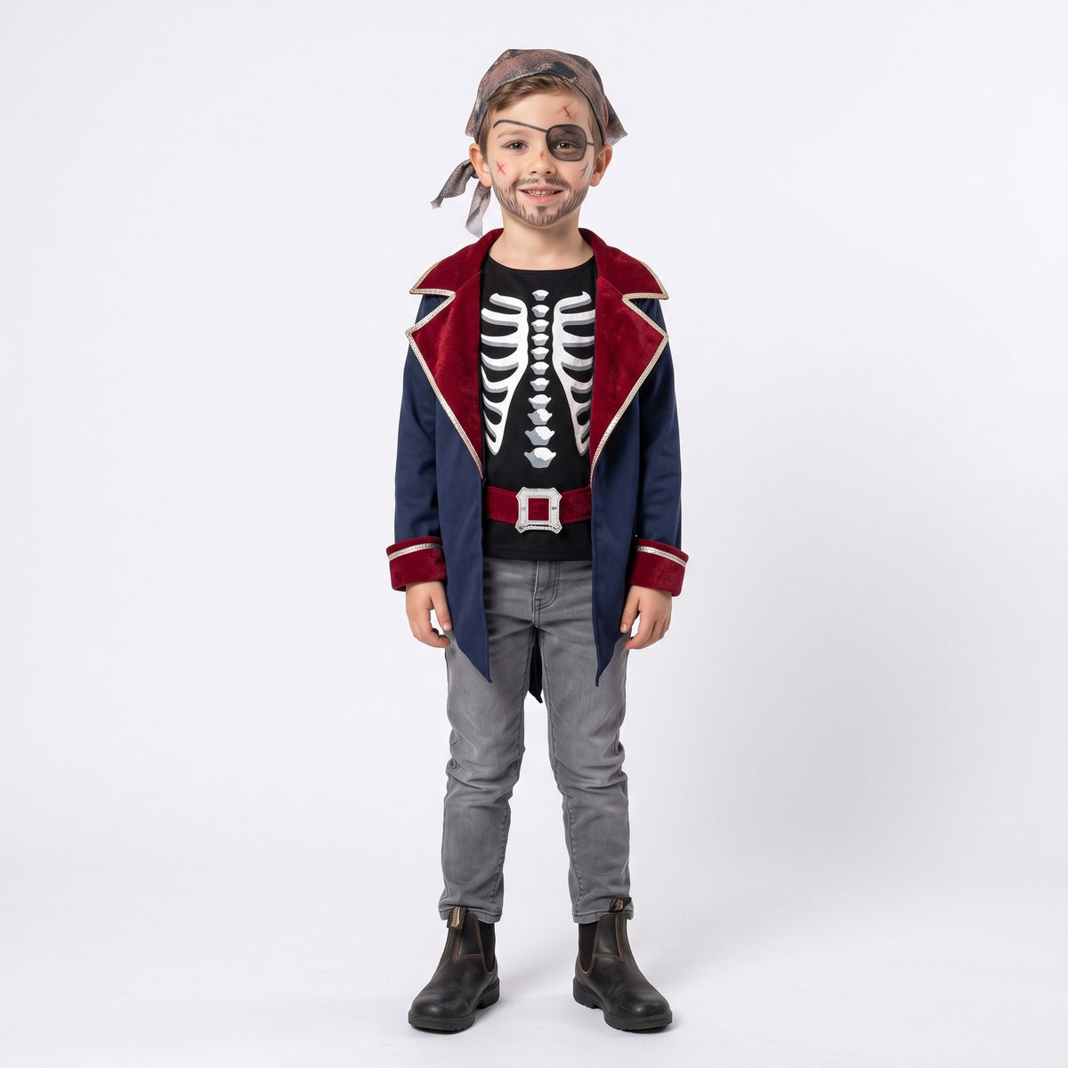 Piratenvest met skeletprint op het shirt, jas met puntige panden, brede riem met grote gesp en stoere piratendetails