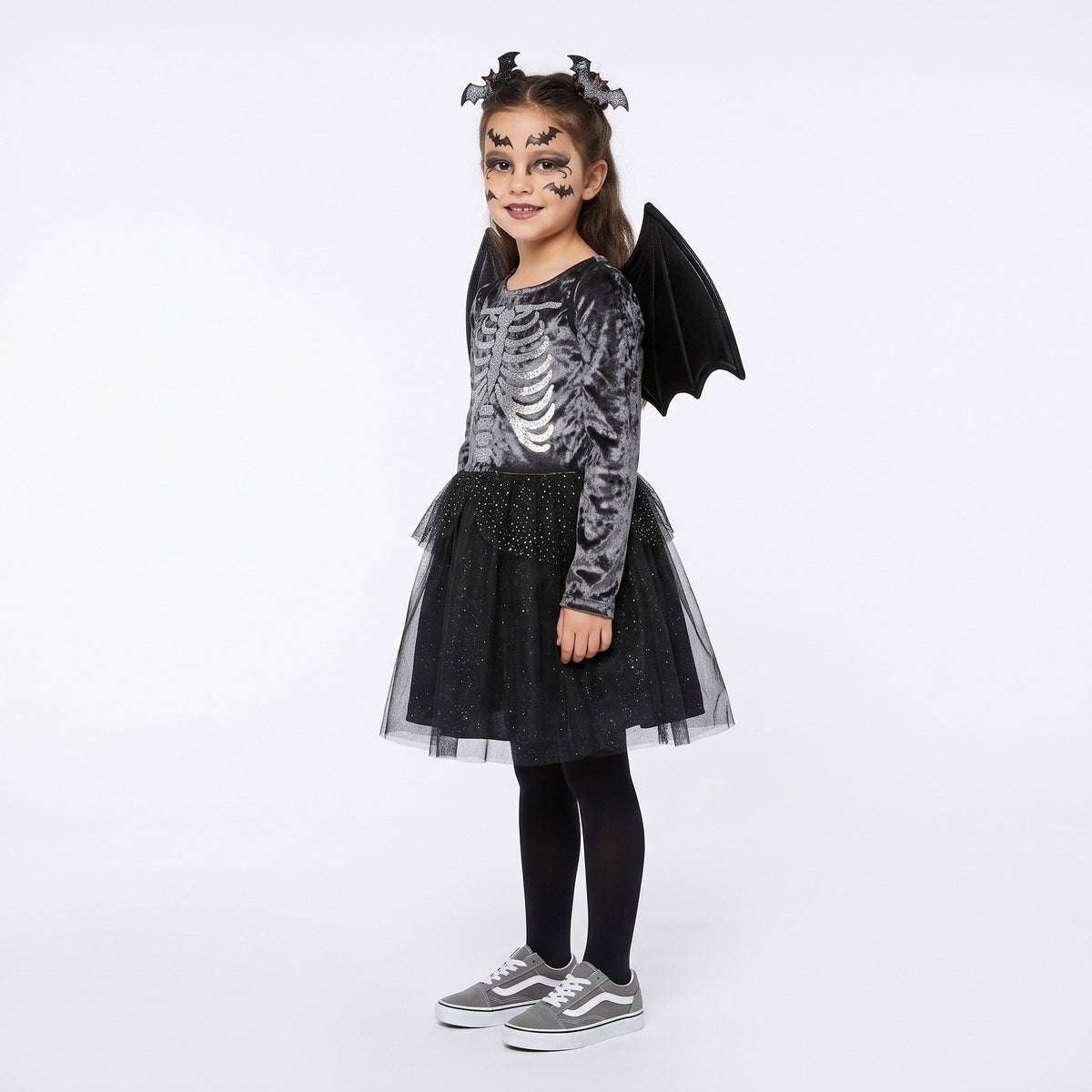 Stoere zwarte vleermuisjurk met glinsterend skeletmotief, een zwierige tule rok en grote vleermuisvleugels