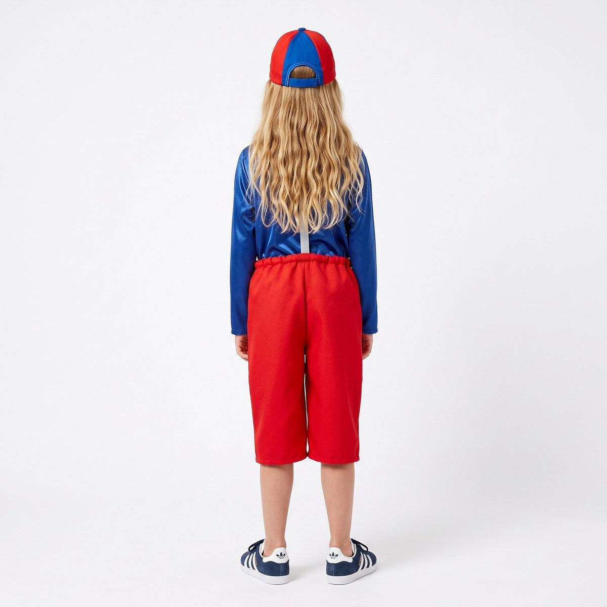 Clownskostuum met lange mouwen, pet, bretellen en wijde broek met opvallende knopen