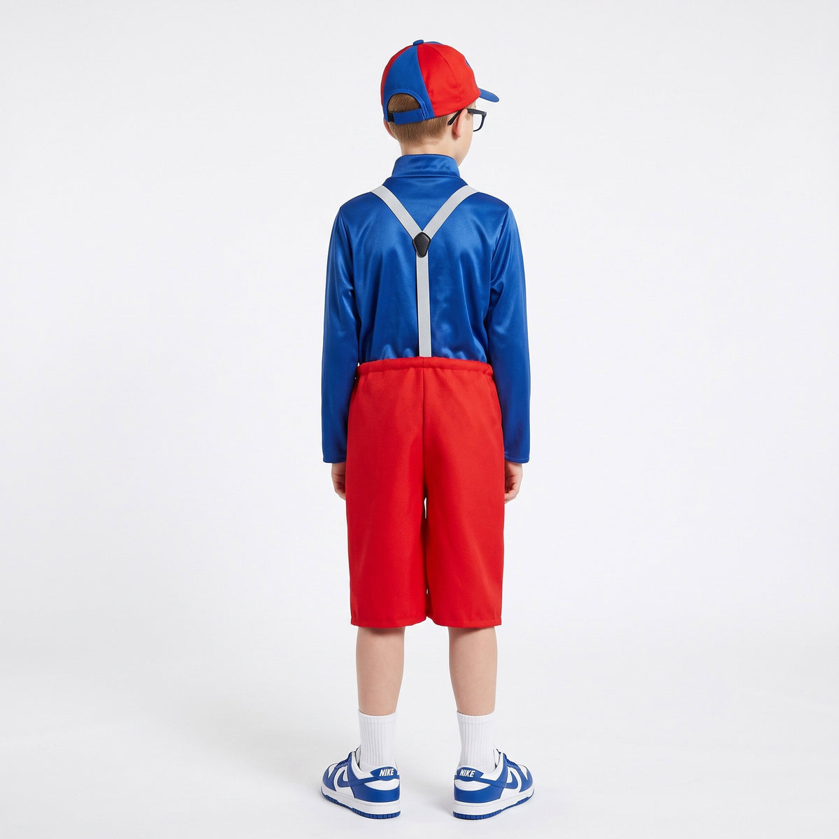 Clownskostuum met lange mouwen, pet, bretellen en wijde broek met opvallende knopen